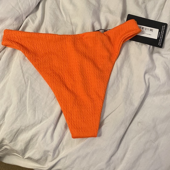 PrettyLittleThing Burnt Orange Crinkle V Front Bikini Bottom - Picture 2 of 5